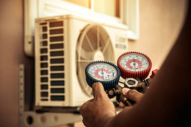 Professional Hvac technician working in Maryland Heights, MO
